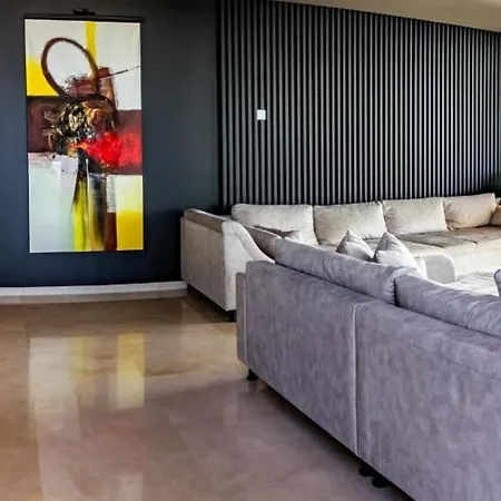 Penthouse With Pool & Jacuzzi Apartment *