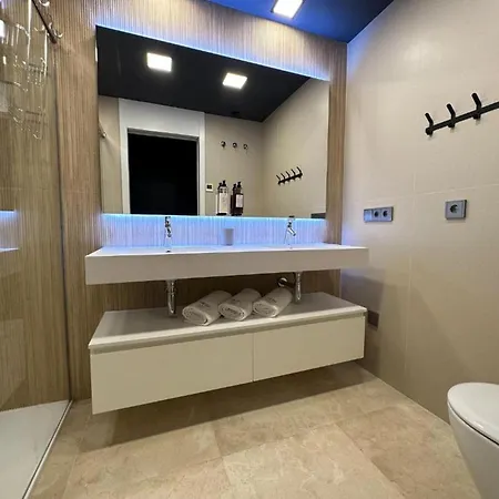 Penthouse With Pool & Jacuzzi Apartment